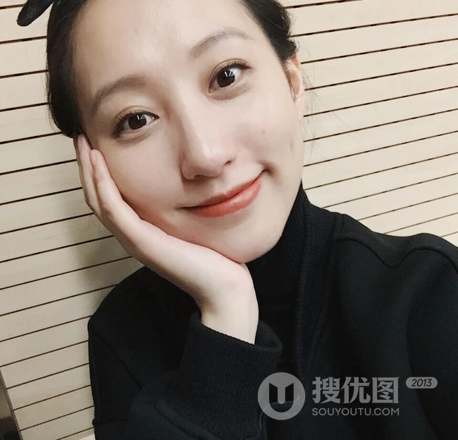 女生明陈思璇黑衣格子裙恬静优雅写真，自拍图片