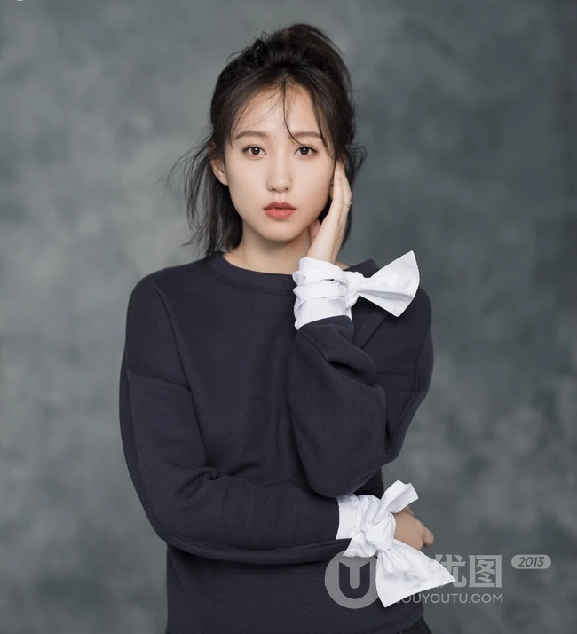 女生明陈思璇黑衣格子裙恬静优雅写真，自拍图片
