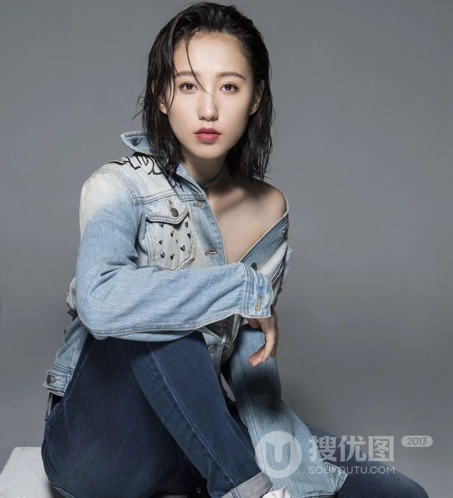 女生明陈思璇黑衣格子裙恬静优雅写真，自拍图片