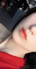 陈思璇休闲红色卫衣搭开叉黑裙动人写真图片