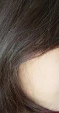 陈思璇休闲红色卫衣搭开叉黑裙动人写真图片