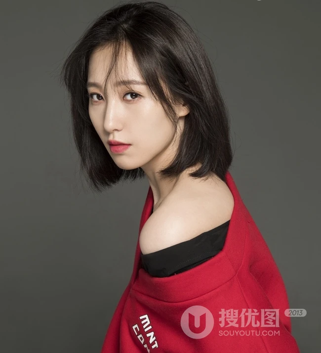 陈思璇休闲红色卫衣搭开叉黑裙动人写真图片