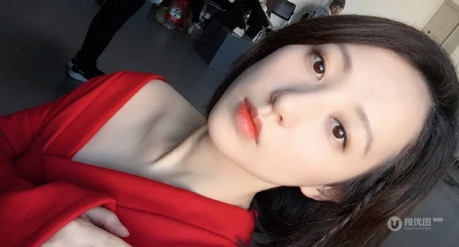 陈思璇休闲红色卫衣搭开叉黑裙动人写真图片