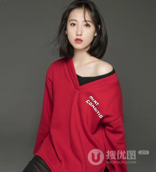陈思璇休闲红色卫衣搭开叉黑裙动人写真图片