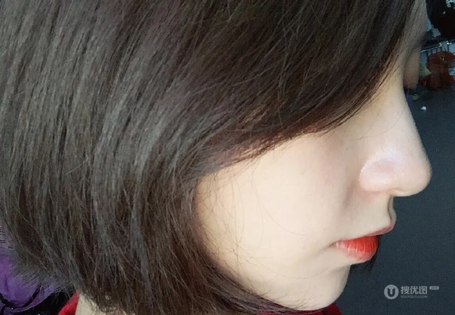 陈思璇休闲红色卫衣搭开叉黑裙动人写真图片