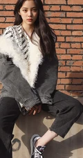 欧阳娜娜休闲个性翻毛大牛仔衣，裤装扮出街写真图片