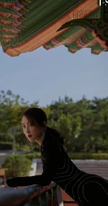 杜若溪带拉链连衣长裙酷黑风格登《爱装时尚》杂志写真图片