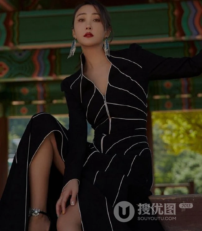 杜若溪带拉链连衣长裙酷黑风格登《爱装时尚》杂志写真图片