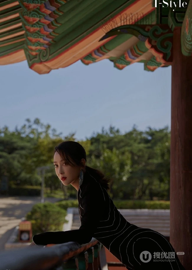 杜若溪带拉链连衣长裙酷黑风格登《爱装时尚》杂志写真图片