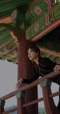 杜若溪带拉链连衣长裙酷黑风格登《爱装时尚》杂志写真图片