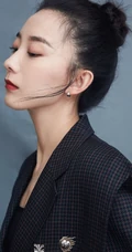 朱颜曼滋丸子头发型出镜，超个性时尚西服搭短裙写真图片