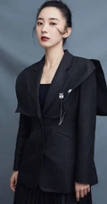 朱颜曼滋丸子头发型出镜，超个性时尚西服搭短裙写真图片
