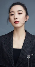 朱颜曼滋丸子头发型出镜，超个性时尚西服搭短裙写真图片