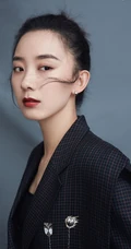 朱颜曼滋丸子头发型出镜，超个性时尚西服搭短裙写真图片