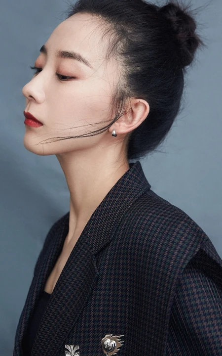 朱颜曼滋丸子头发型出镜，超个性时尚西服搭短裙写真图片