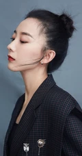 朱颜曼滋丸子头发型出镜，超个性时尚西服搭短裙写真图片