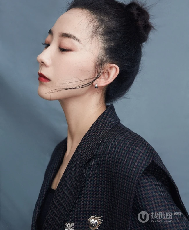 朱颜曼滋丸子头发型出镜，超个性时尚西服搭短裙写真图片