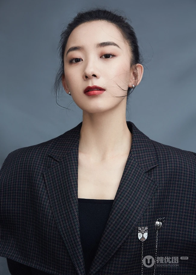 朱颜曼滋丸子头发型出镜，超个性时尚西服搭短裙写真图片