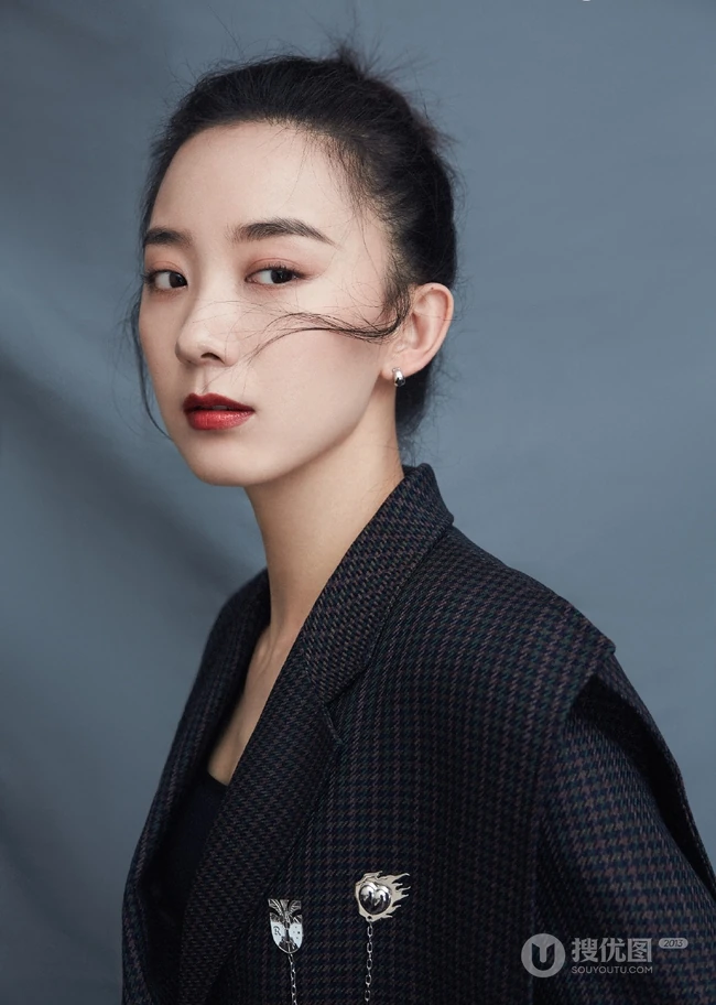 朱颜曼滋丸子头发型出镜，超个性时尚西服搭短裙写真图片