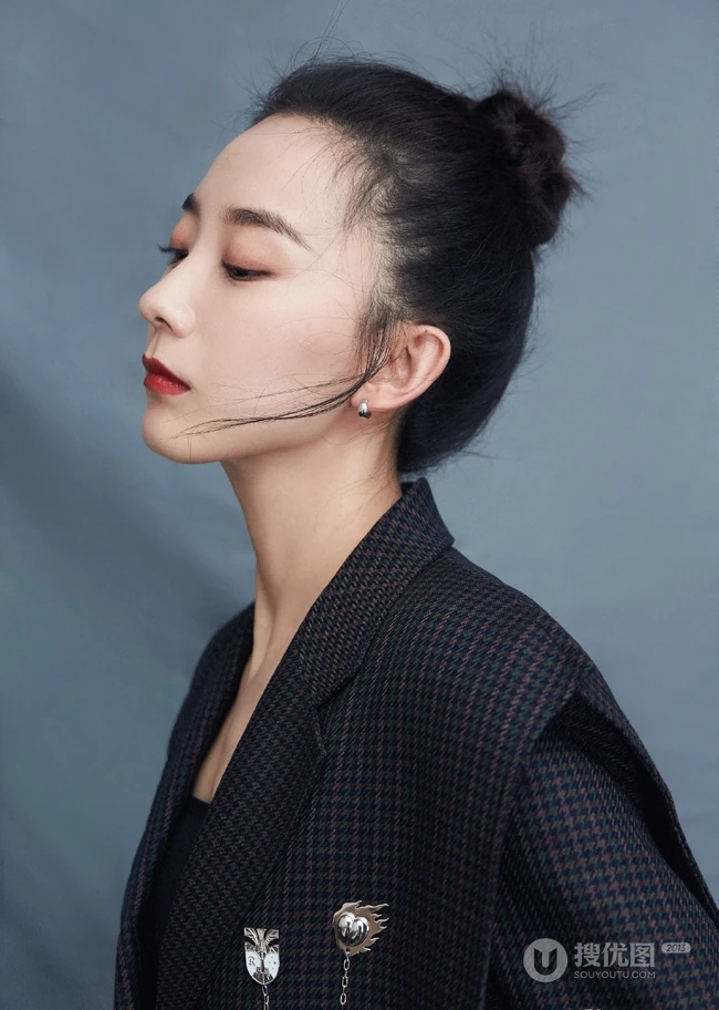 朱颜曼滋丸子头发型出镜，超个性时尚西服搭短裙写真图片