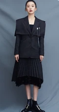 朱颜曼滋丸子头发型出镜，超个性时尚西服搭短裙写真图片