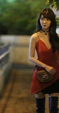 薛凯琪气质连衣裙装扮深夜出街，红白拼接短裙清爽动人
