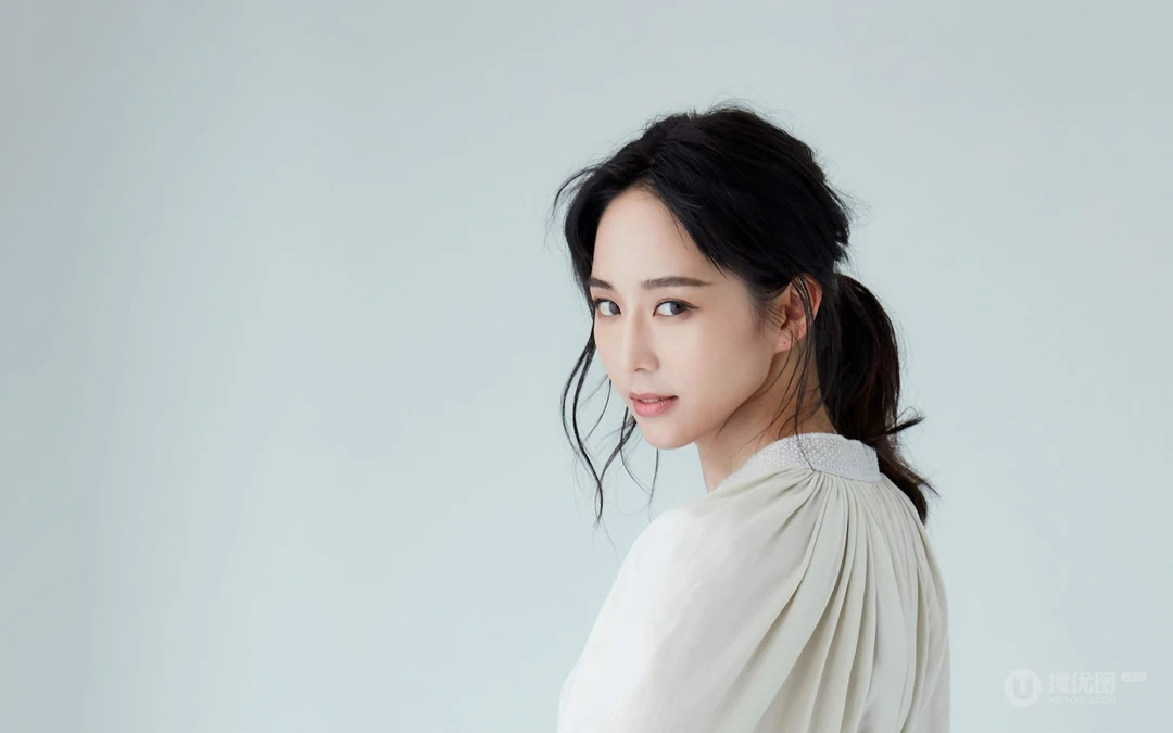 美女明星张钧甯白裙束腰优雅写真桌面壁纸图片