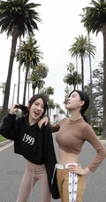 新加坡女生组合BY2椰树下的公路秀身材美照