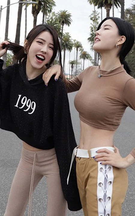 新加坡女生组合BY2椰树下的公路秀身材美照