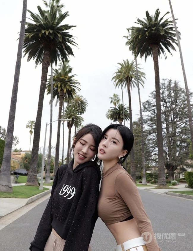 新加坡女生组合BY2椰树下的公路秀身材美照