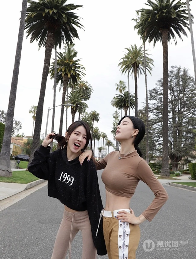 新加坡女生组合BY2椰树下的公路秀身材美照