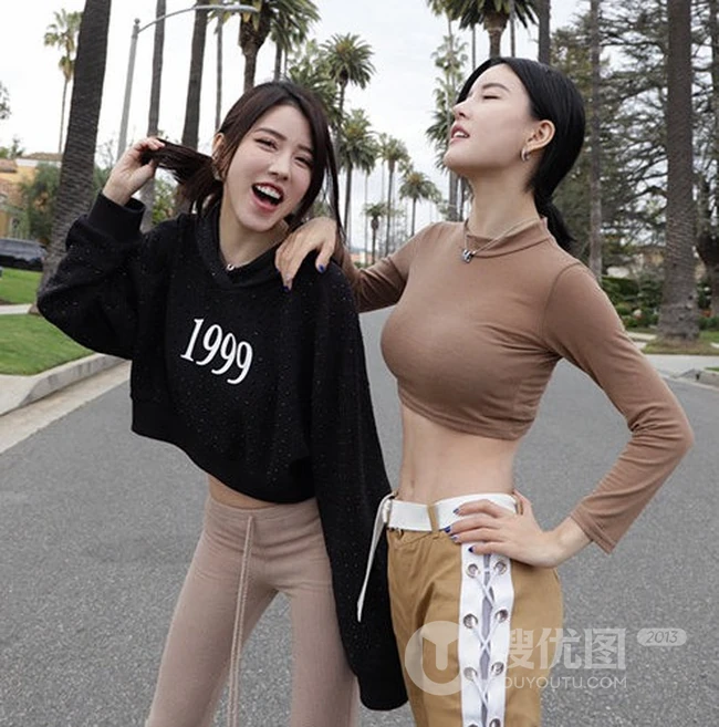 新加坡女生组合BY2椰树下的公路秀身材美照