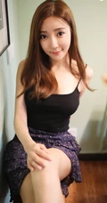 女生王馨瑶气质居家写真图片，黑背心搭短裙清爽靓丽