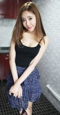 女生王馨瑶气质居家写真图片，黑背心搭短裙清爽靓丽