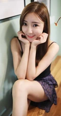 女生王馨瑶气质居家写真图片，黑背心搭短裙清爽靓丽