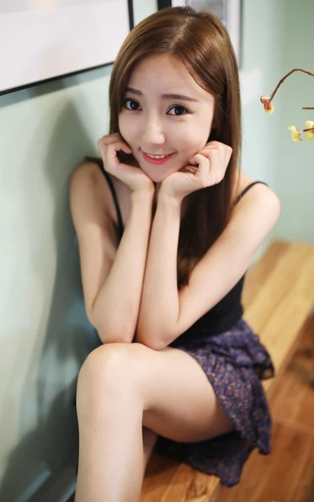 女生王馨瑶气质居家写真图片，黑背心搭短裙清爽靓丽