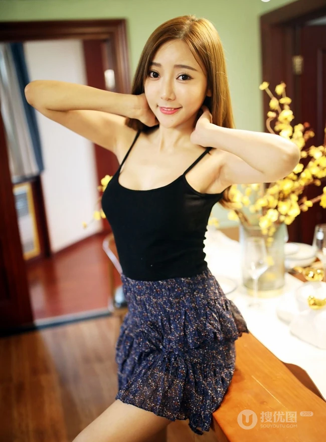 女生王馨瑶气质居家写真图片，黑背心搭短裙清爽靓丽