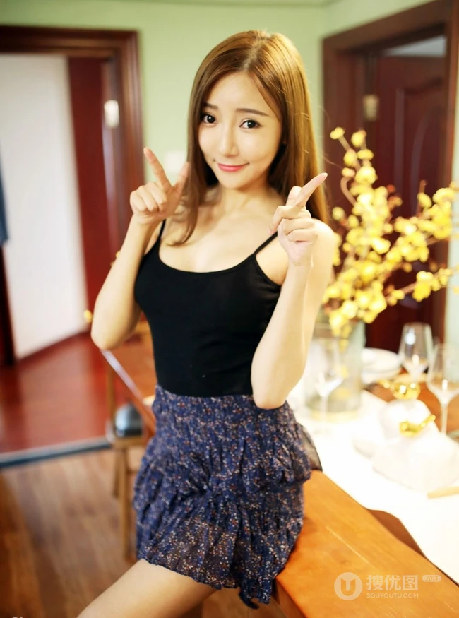 女生王馨瑶气质居家写真图片，黑背心搭短裙清爽靓丽