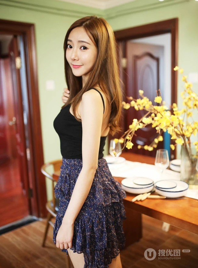 女生王馨瑶气质居家写真图片，黑背心搭短裙清爽靓丽