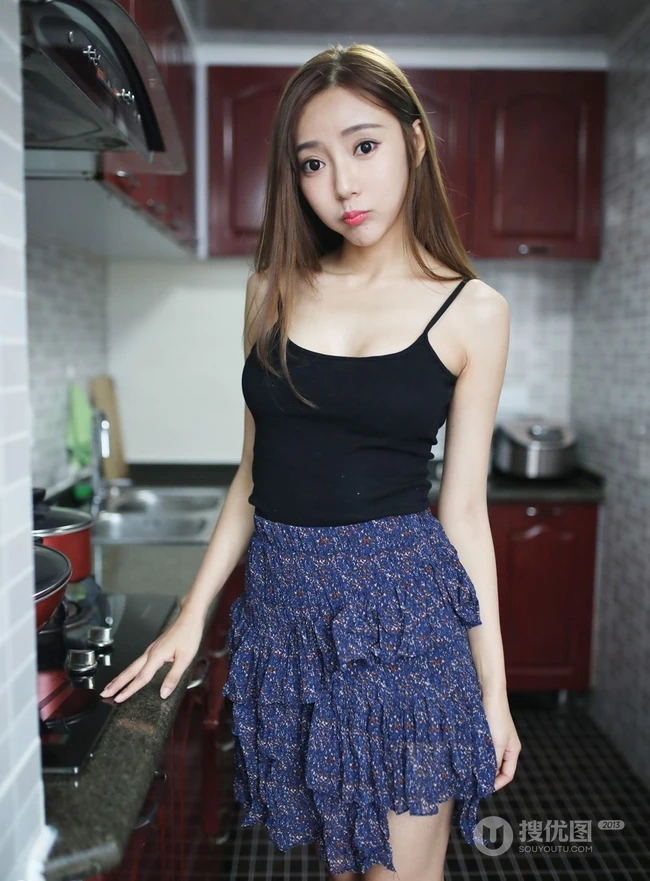 女生王馨瑶气质居家写真图片，黑背心搭短裙清爽靓丽