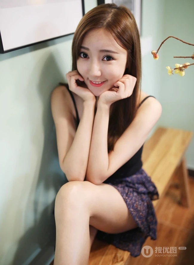 女生王馨瑶气质居家写真图片，黑背心搭短裙清爽靓丽