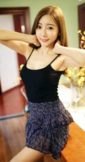 女生王馨瑶气质居家写真图片，黑背心搭短裙清爽靓丽