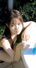 清新可人又俏皮，白皙线条感泳装少女泳池游泳写真图片