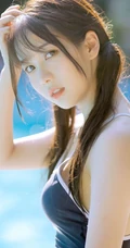 清新可人又俏皮，白皙线条感泳装少女泳池游泳写真图片
