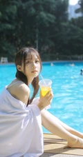 清新可人又俏皮，白皙线条感泳装少女泳池游泳写真图片