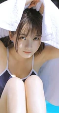 清新可人又俏皮，白皙线条感泳装少女泳池游泳写真图片