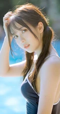 清新可人又俏皮，白皙线条感泳装少女泳池游泳写真图片