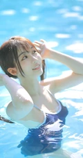 清新可人又俏皮，白皙线条感泳装少女泳池游泳写真图片