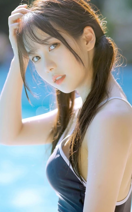清新可人又俏皮，白皙线条感泳装少女泳池游泳写真图片