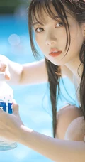 清新可人又俏皮，白皙线条感泳装少女泳池游泳写真图片